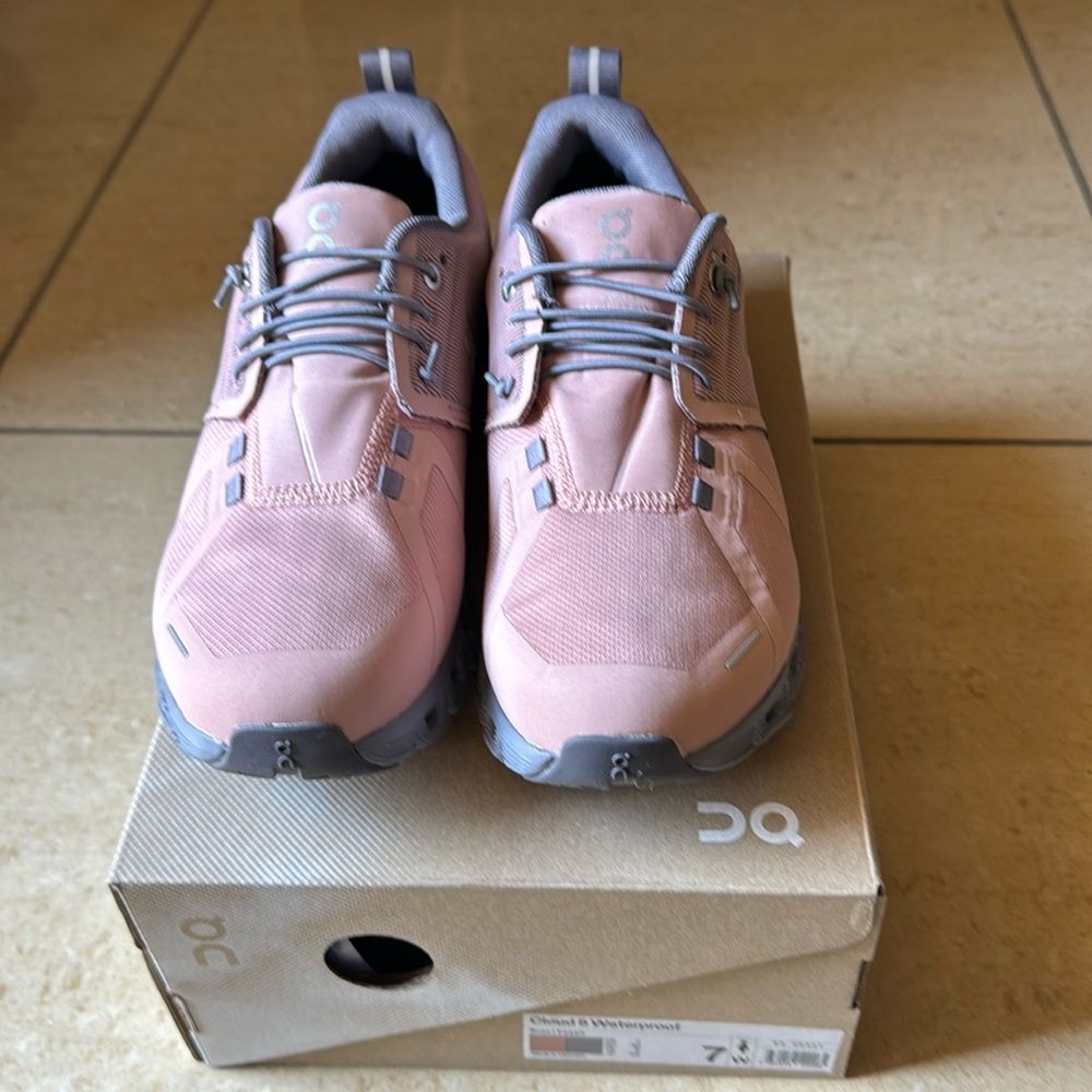 On Running Cloud 5 Waterproof sneakers Women’s size 7